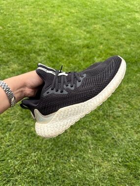 Women’s Adidas AlphaBoost Parley Size 8